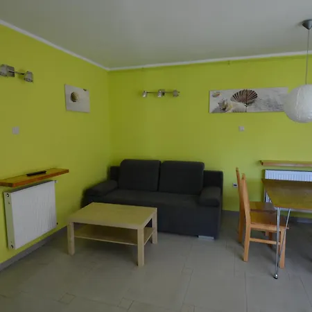 Domyletnie Maly Dom 46 M2 Z Ogrodzona Dzialka
