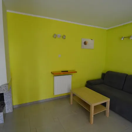 Dom wakacyjny Domyletnie Mały Dom 46 M2 Z Ogrodzoną Działką