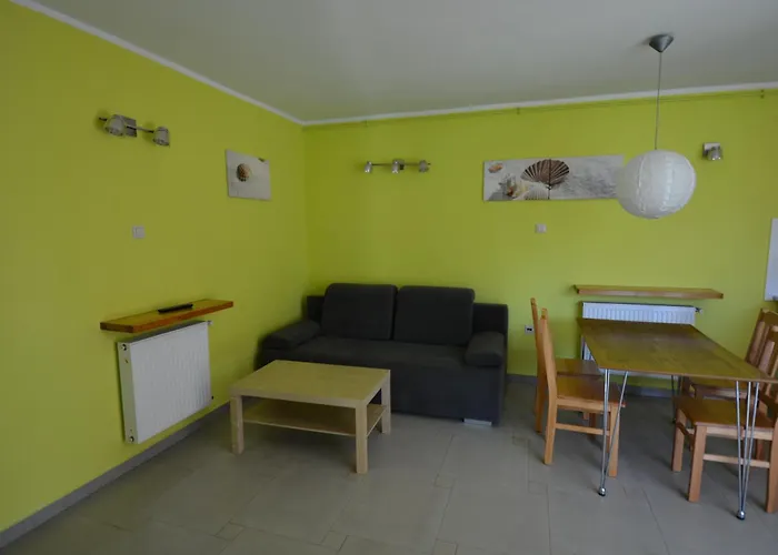 Domyletnie Maly Dom 46 M2 Z Ogrodzona Dzialka